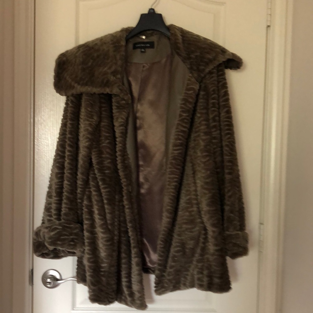 Jones NewYork faux fur coat. Large